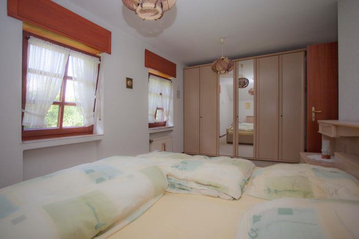 großzügiges Schlaf- /Kinderzimmer