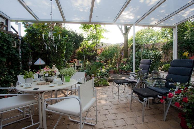 überdachte Terrasse