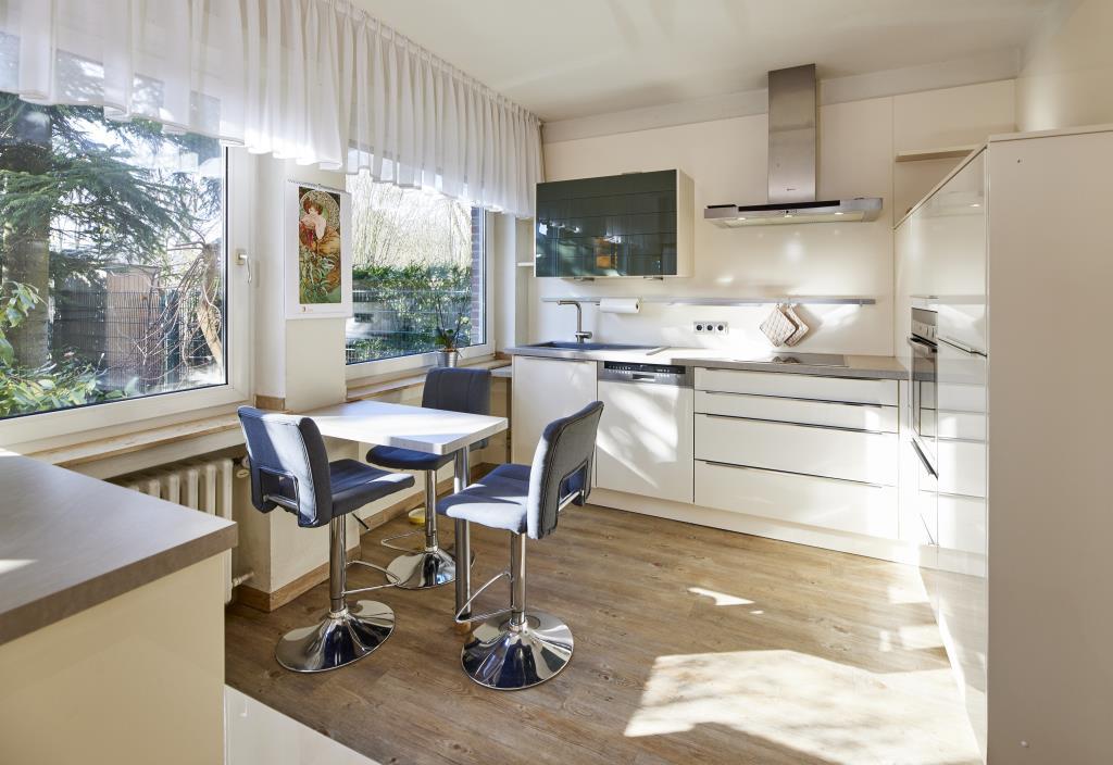 Krefeld - Großzügiges Zweifamilienhaus mit 3 Garagen in Hüls